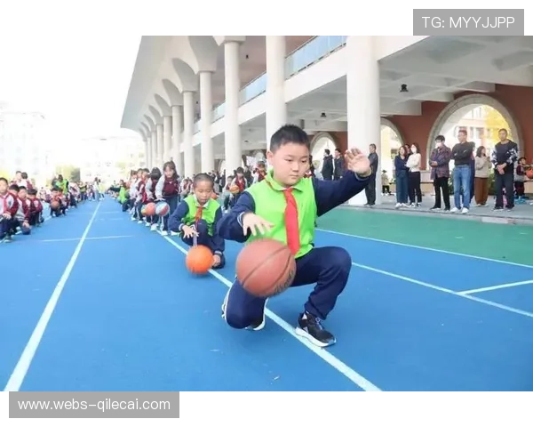 学校篮球训练常态化，大课间午休时间见学生身影