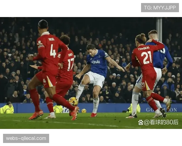 特写瞬间：英超VAR长时间核查后取消点球，双方球员聚集争论